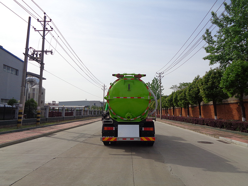 XZL5183GXWBEV型純電動吸污車